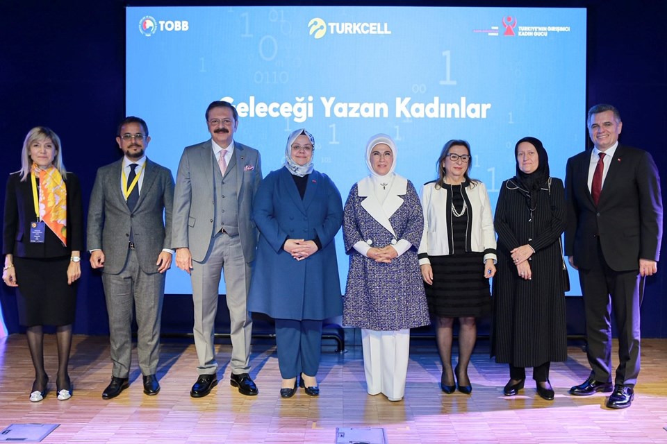 Geleceği Yazan Kadınlar ödüllerini Emine Erdoğan’ın elinden aldı - 1
