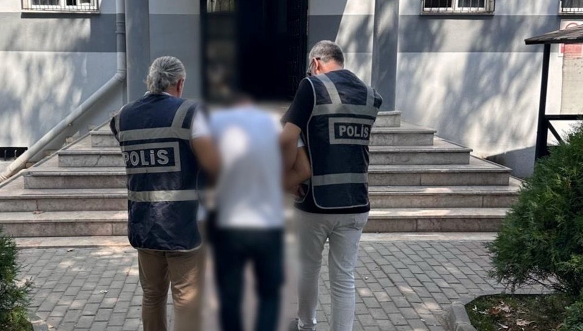 26 ayrı suçtan aranan kişi parkta otururken yakalandı 26 ayrı suçtan aranan kişi parkta otururken yakalandı