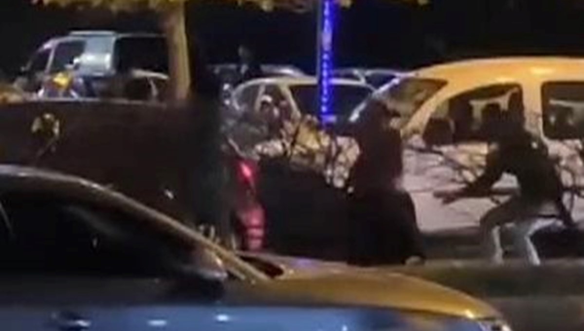 Trafikteki kavga sırasında hırsızlık (Önce aracıyla çarptı, sonra saldırdı, ardından parasını çaldı) Trafikteki kavga sırasında hırsızlık (Önce aracıyla çarptı, sonra saldırdı, ardından parasını çaldı)