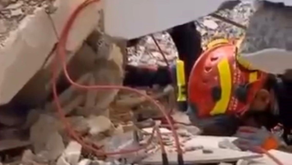 Gebze'de çöken binada Dilara ile ilk temas kamerada