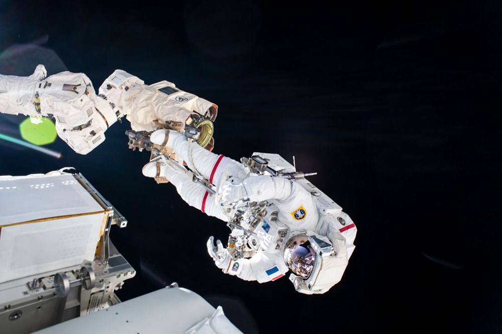 Astronotların 6 saatlik uzay yürüyüşü tamamlandı: Nefes kesen kareler - 2