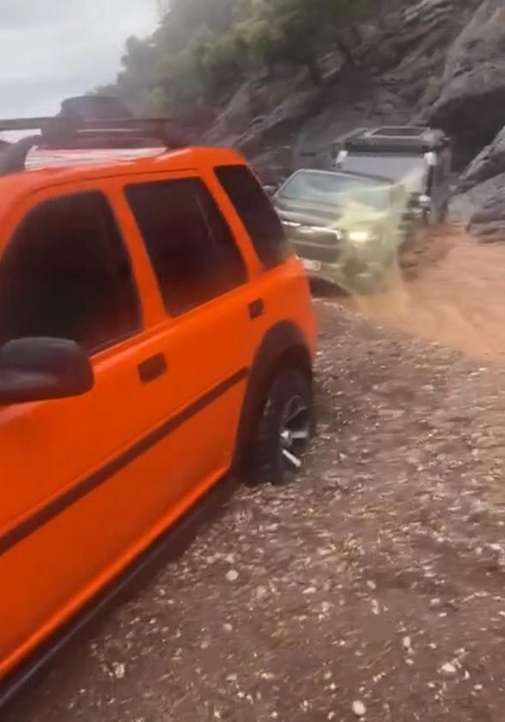 Dünyaca ünlü koyda korku dolu anlar | Ortaca’da sel suları aniden geldi, karavanlar sürüklendi - 3