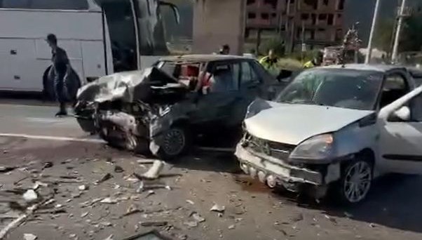 Yalova'da 4 araçlı zincirleme kaza: 5 yaralı