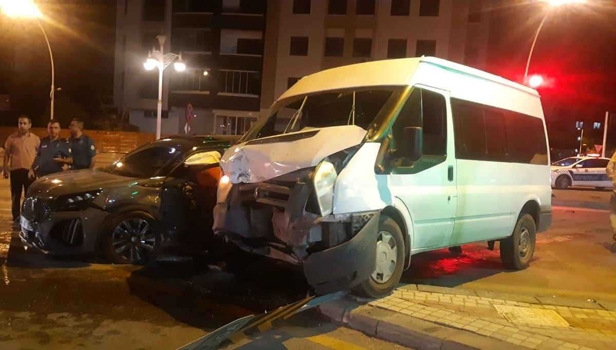 Malatya'da minibüs ile cip çarpıştı: 1'i polis 4 kişi yaralandı Malatya'da minibüs ile cip çarpıştı: 1'i polis 4 kişi yaralandı