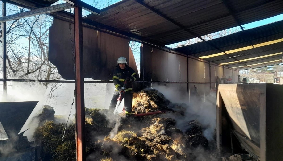 Burdur'da çıkan yangında 100 saman balyası yandı