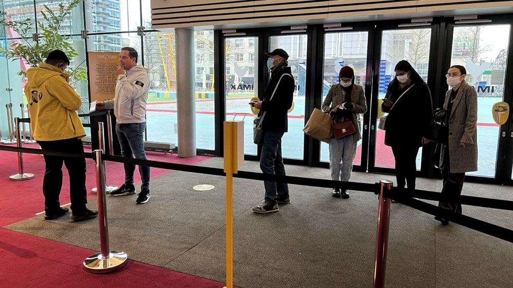 Dünyada Covid-19 kısıtlamaları sona eriyor: İşte tedbirleri kaldıran ülkeler - 2