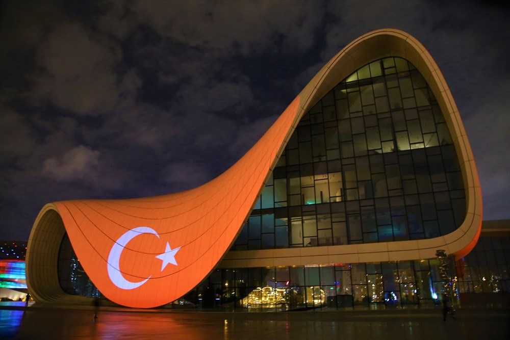 Bakü'nün ünlü yapılarına Türk bayrağı yansıtıldı - 7