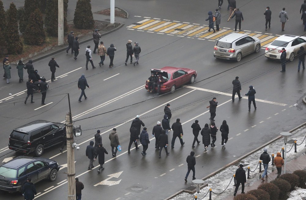 Kazakistan’ın Almatı şehrinde protestocular Valilik binasına girdi, başkentte OHAL ilan edildi - 19
