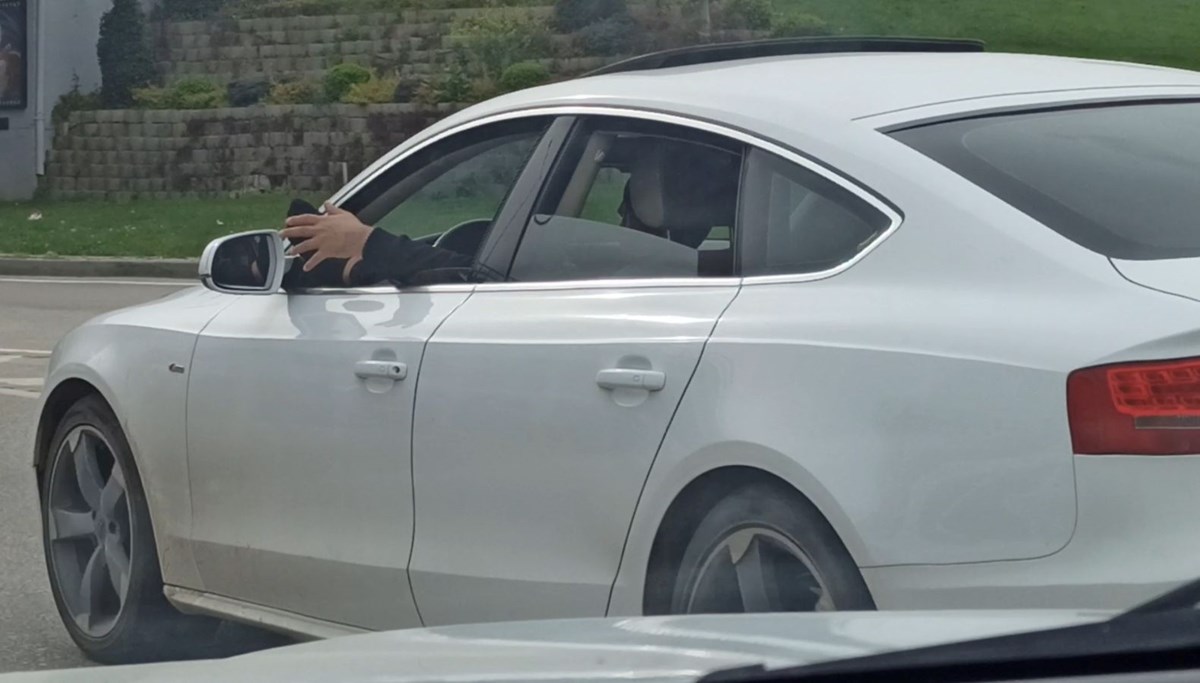 Otomobili camdan ayağını çıkararak kullandı Otomobili camdan ayağını çıkararak kullandı