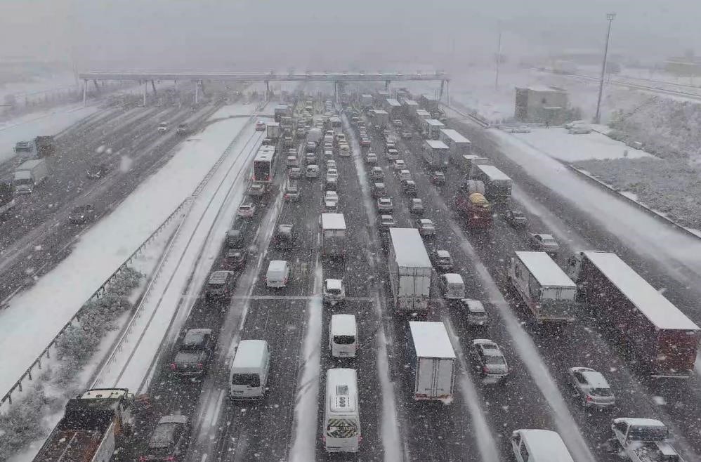 Kar yağışı nedeniyle Kuzey Marmara Otoyolu’nda yer yer yoğunluk yaşandı