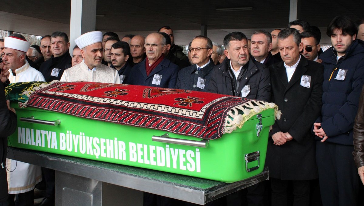 Özgür Özel, Hüseyin Ağbaba'nın cenaze törenine katıldı Özgür Özel, Hüseyin Ağbaba'nın cenaze törenine katıldı