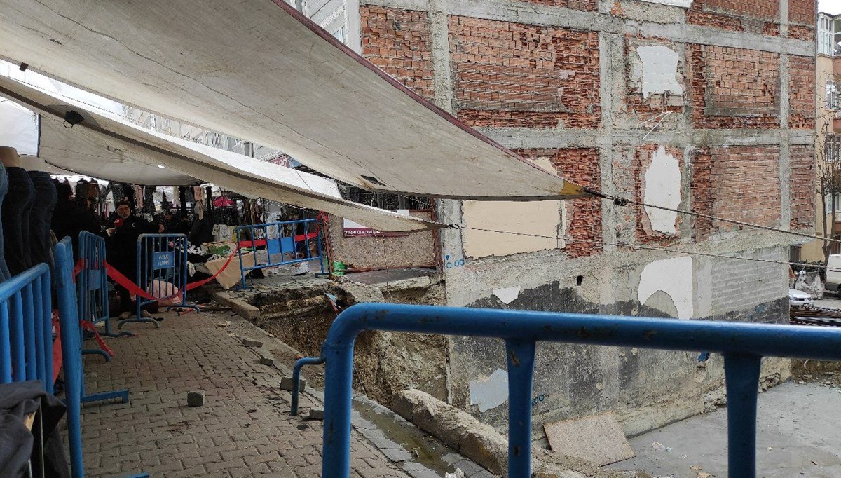 İstanbul'da pazar kurulu alandaki kaldırım çöktü