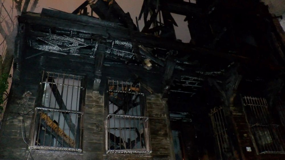 Alev alan binanın penceresinden atlayarak kurtuldular - 5