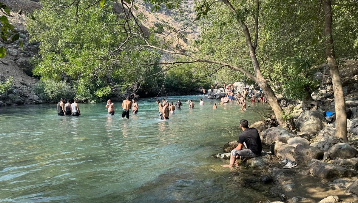 İlçe merkezine 25 kilometre uzakta: Sıcaktan bunalan oraya akın etti