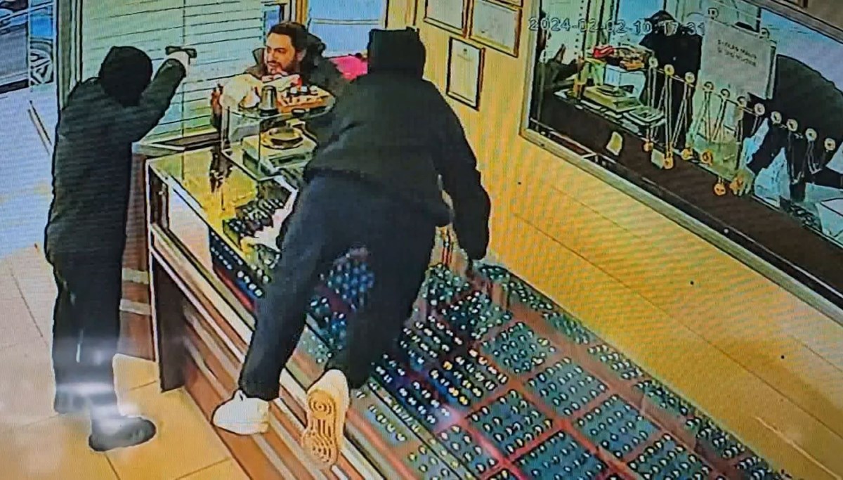 “Evlenmek için para bulamadık” diyen çift, kuyumcu soymaya kalkıştı: Esnaf yakalayıp, polise teslim etti “Evlenmek için para bulamadık” diyen çift, kuyumcu soymaya kalkıştı: Esnaf yakalayıp, polise teslim etti