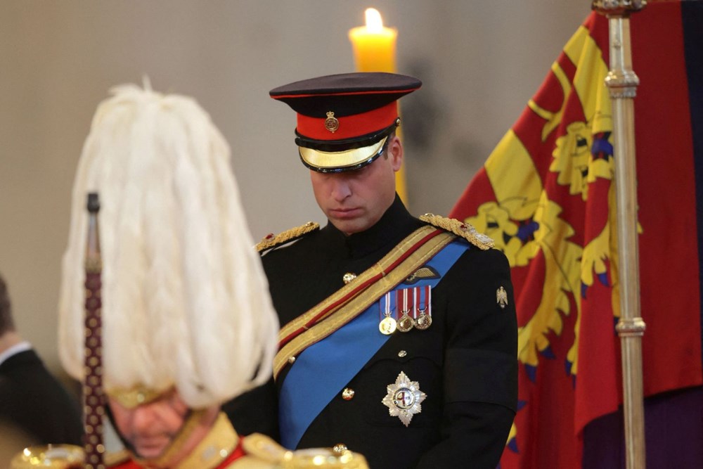 13 saatlik vedalaşma kuyruğu: William ve Harry saygı nöbeti tuttu - 4