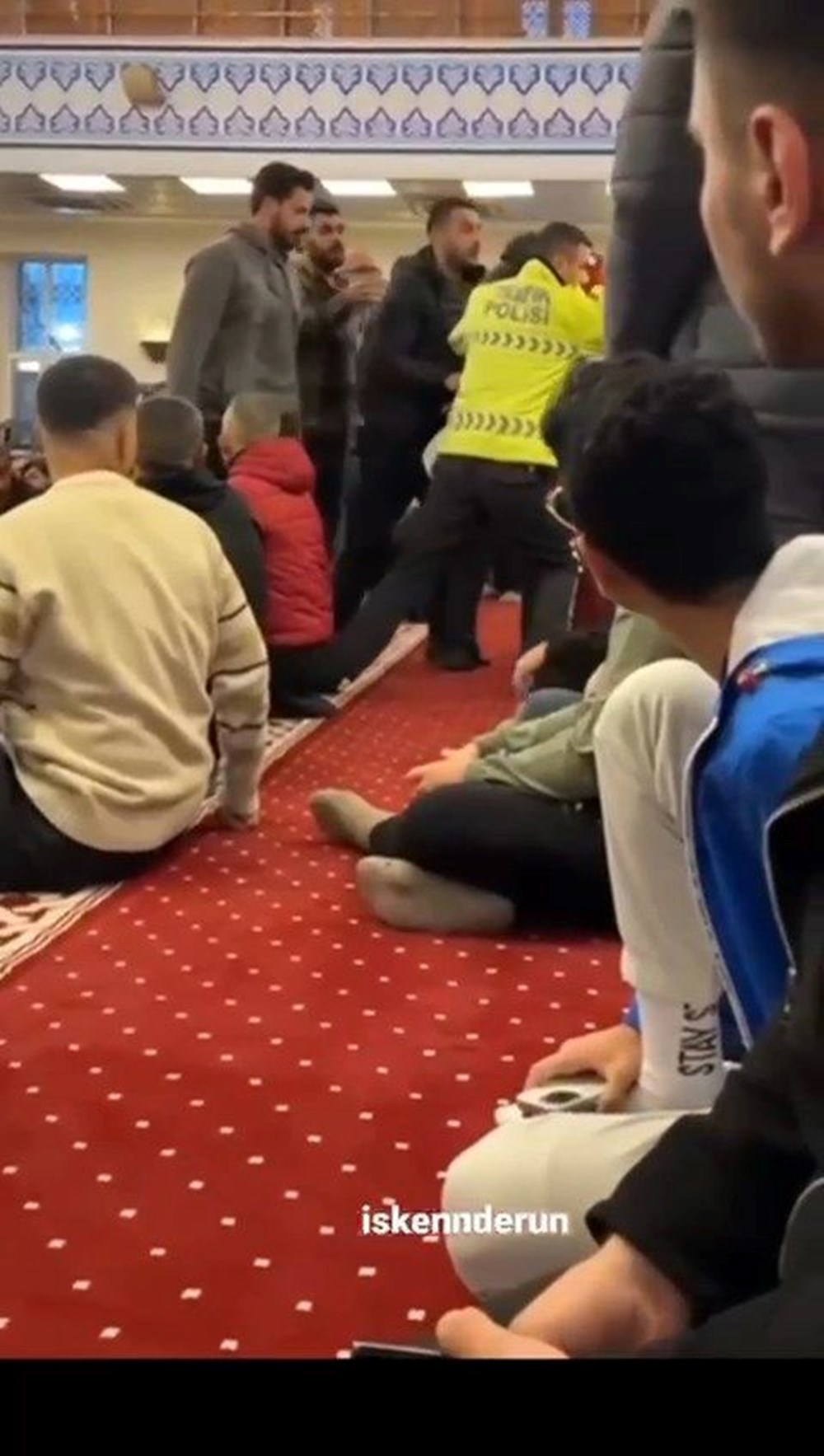 Örümcek
Adam kostümüyle bayram namazı: Cemaat ihbar etti, polis dışarı çıkardı - 3