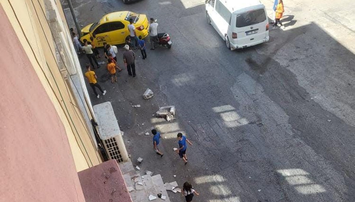 Taksi yayaların arasına daldı: 3’ü ağır, 5 yaralı