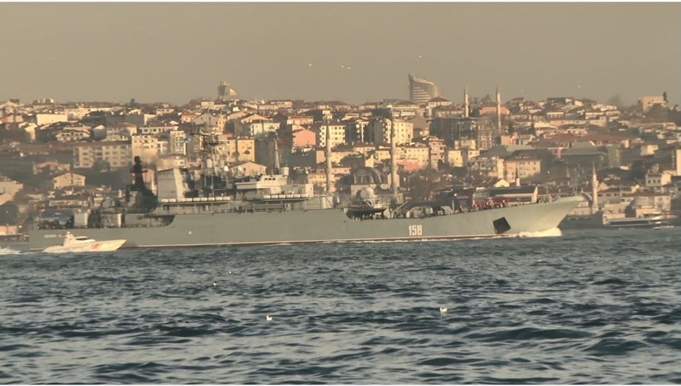 Rus savaş gemisi İstanbul Boğazı’ndan geçti - 1