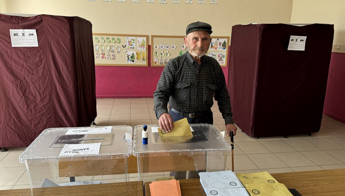 Kütahya'da terk edilmiş köyde yalnız yaşayan vatandaş oyunu kullandı