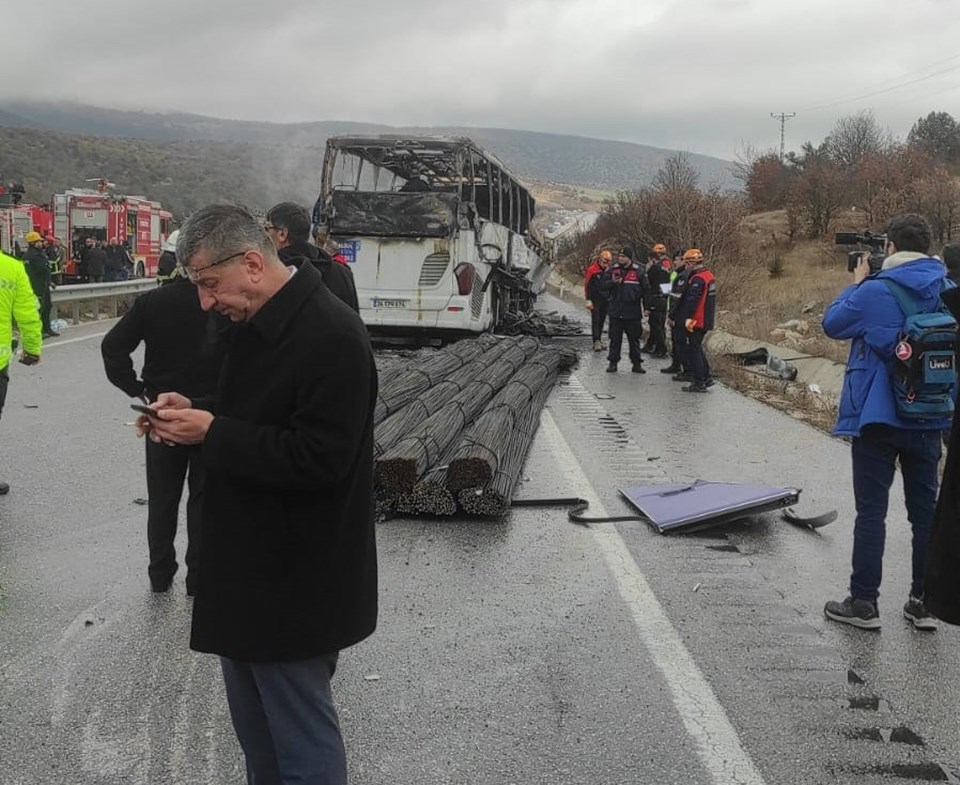 Kamyona çarpan otobüs alev aldı: 2 ölü, 5 yaralı - 1