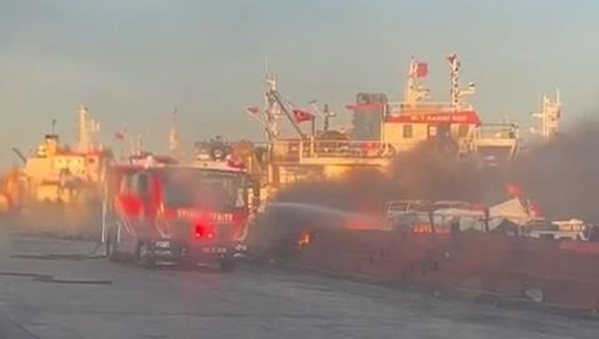 Yenikapı sahilinde tekne alevler içinde kaldı Yenikapı sahilinde tekne alevler içinde kaldı