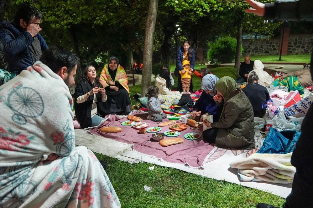 Parklarda sabahlayan İstanbullular, artçıların azalmasıyla evlerine geri dönmüştü.