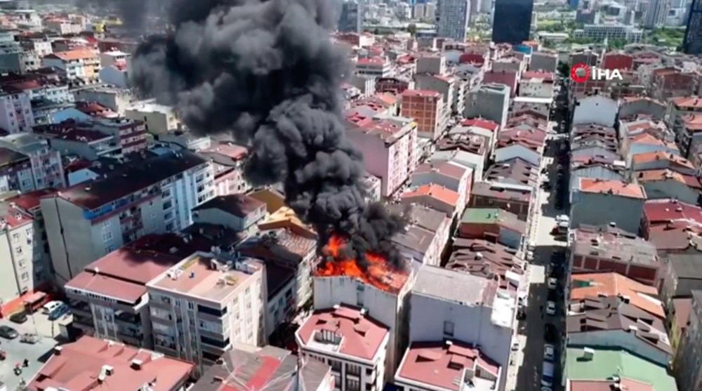 Küçükçekmece'de yangın paniği: Alevler çatıyı sardı 73