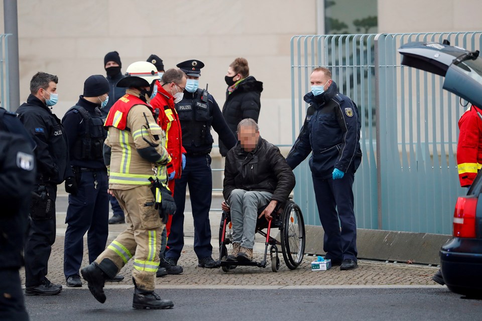 Almanya’da Başbakanlık binasına araçla saldırı girişimi - 1