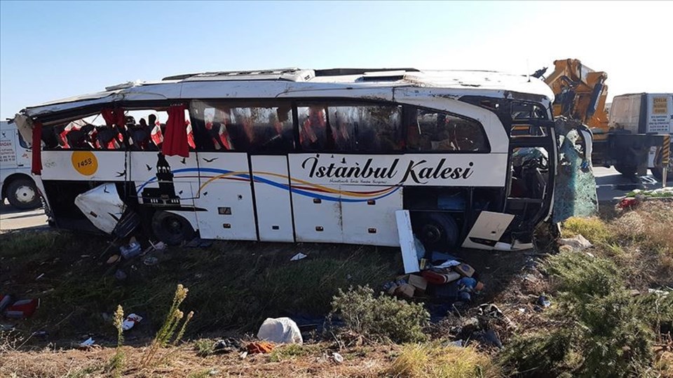 Afyonkarahisar'da yolcu otobüsü devrildi: 1 ölü, 40 yaralı - 1