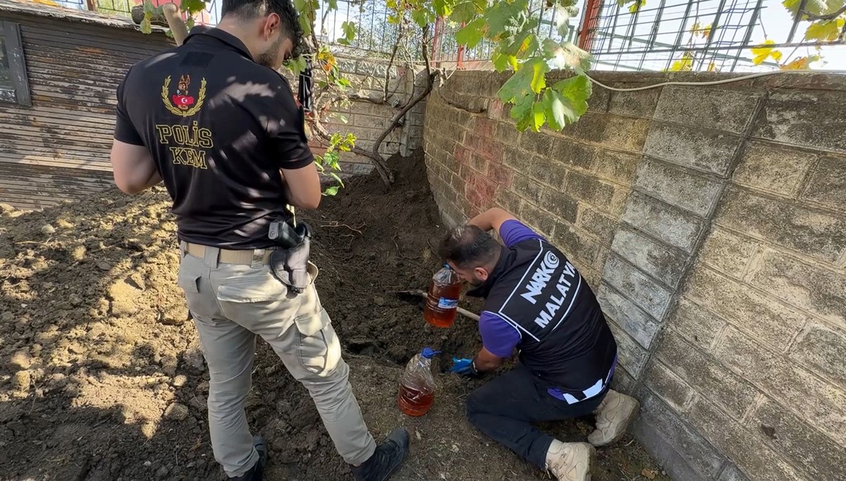 Toprak altında 10 milyon TL'lik uyuşturucu ele geçirildi Toprak altında 10 milyon TL'lik uyuşturucu ele geçirildi