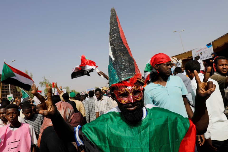 Sudanlılar sivil yönetim için meydanlarda - 2
