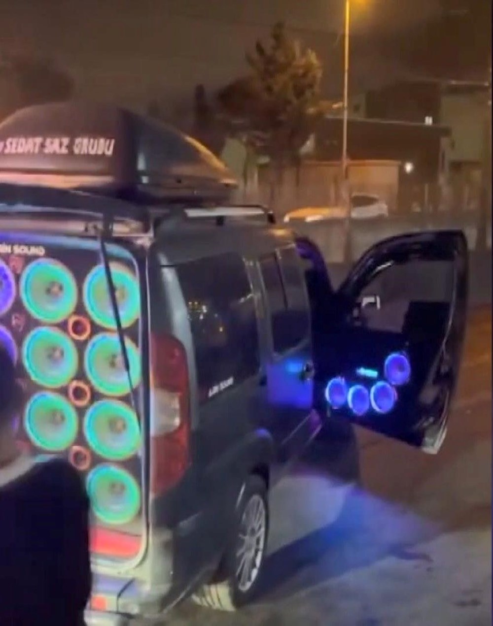 Gaziosmanpaşa'da meşaleli doğum günü kutlaması: Çekiciyle caddeyi kapadılar - 4