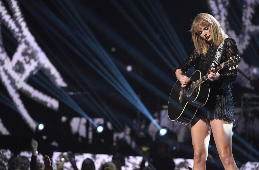 Taylor Swift, Beatles'�n liste rekorunu k�rd�