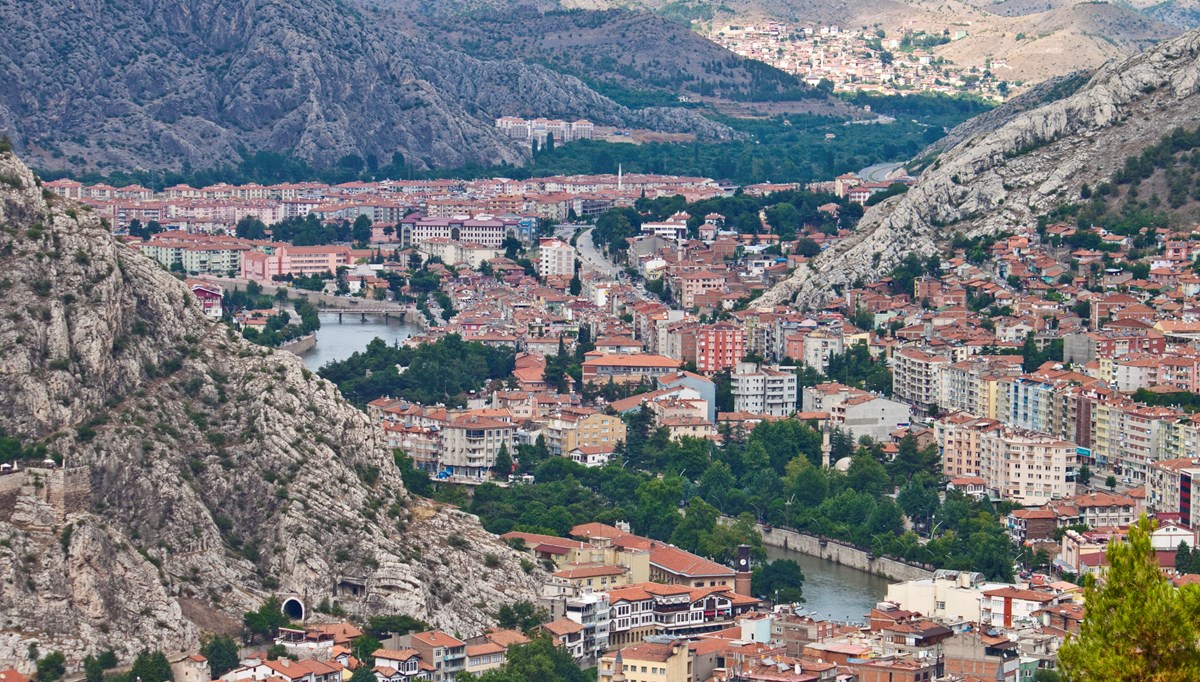 Amasya'da şarampole devrilen otomobildeki 2 kişi yaralandı Amasya'da şarampole devrilen otomobildeki 2 kişi yaralandı