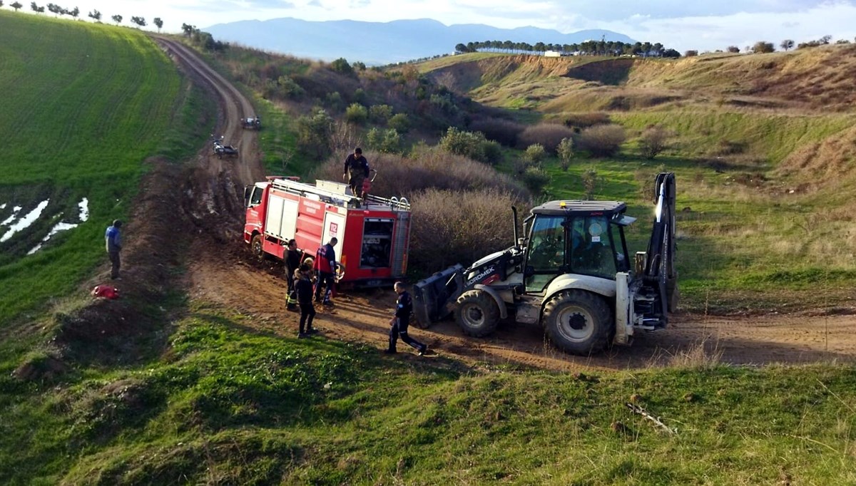 Düveyi kurtarmaya giden ekip de çamura saplandı