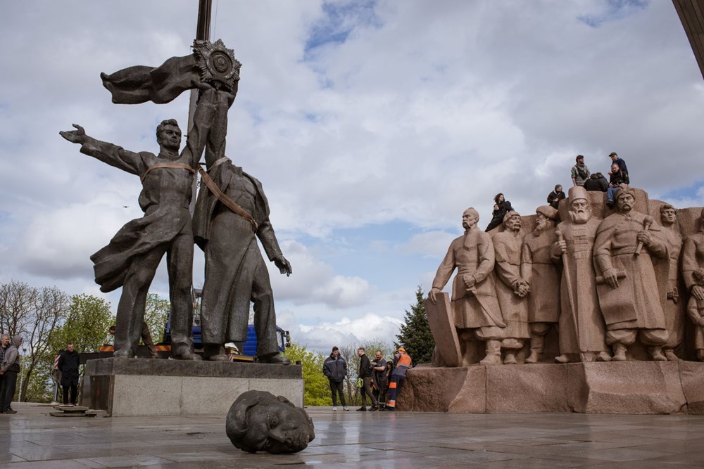 Kiev’de bulunan Rusya-Ukrayna Dostluk Anıtı yıkıldı - 13