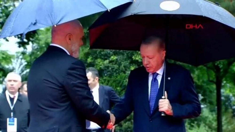 Meloni'yi diz çökerek karşıladı: Spor ayakkabıları Erdoğan'ın dikkatinden kaçmadı - 3