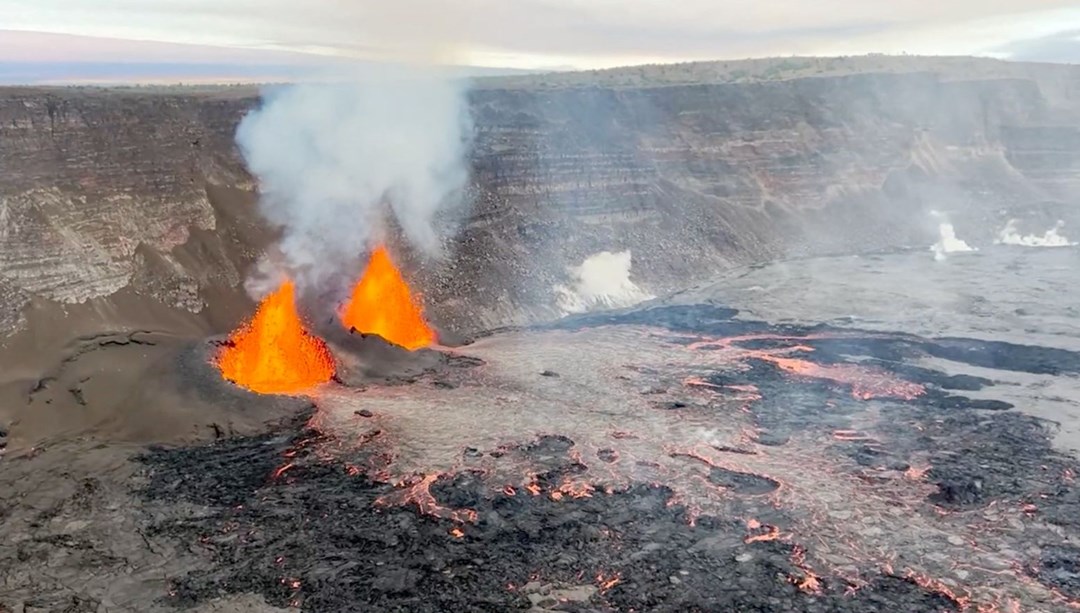 Dünyanın en aktif volkanlarından biri yeniden lav püskürttü