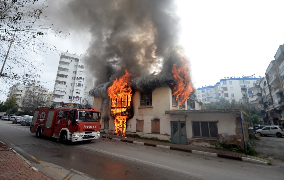 Antalya'da iki katlı ahşap evde yangın - 1