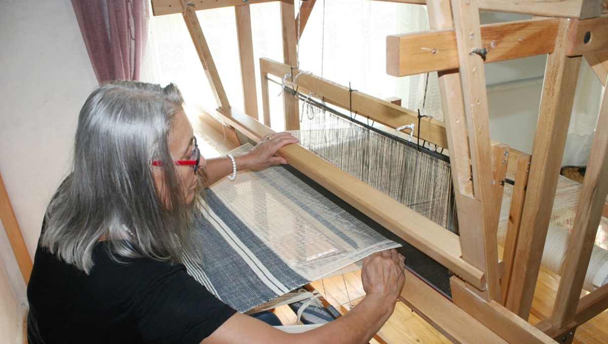 Eski giysilerin iplerinden harika eşyalar dokuyor