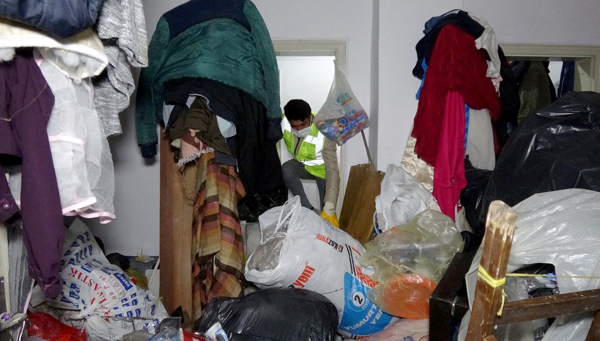Ağır koku gelen evden 20 ton çöp çıktı Ağır koku gelen evden 20 ton çöp çıktı