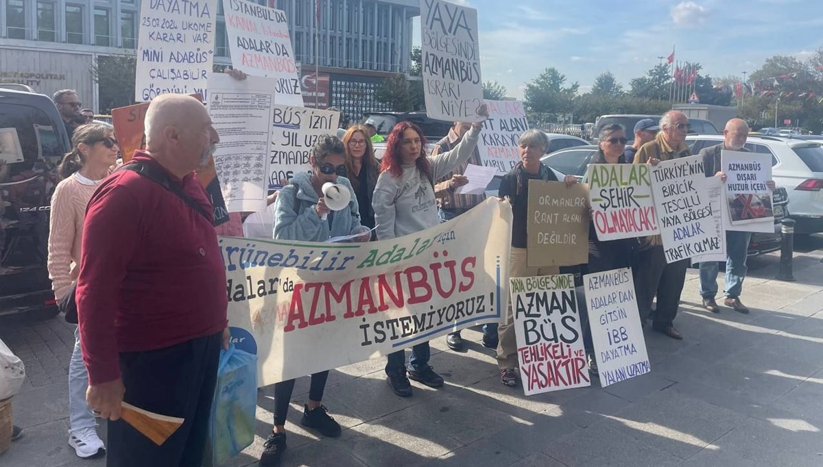 Adalılardan İBB önünde minibüs eylemi: Adalılardan İBB önünde minibüs eylemi:
