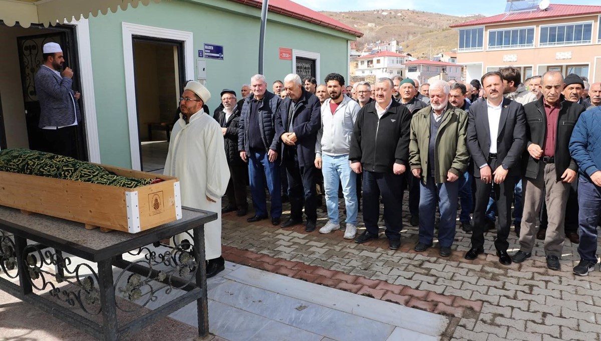 Annesinin acısına dayanamadı! Tabutunun başında kalp krizi geçirdi, hayatını kaybetti