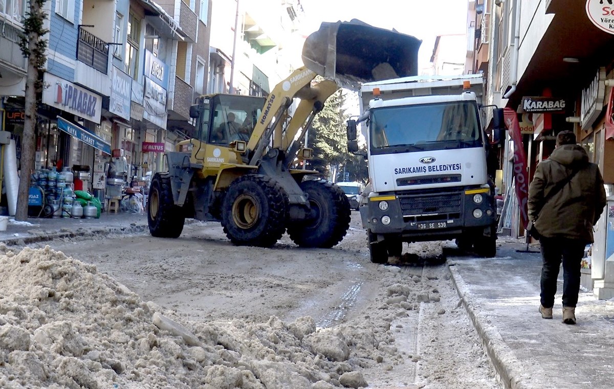 Merkezdeki ana caddeler ile sokaklarda başlatılan çalışmaya bir greyder, ikikepçe, 4 kamyon ve 25 personel katılıyor.