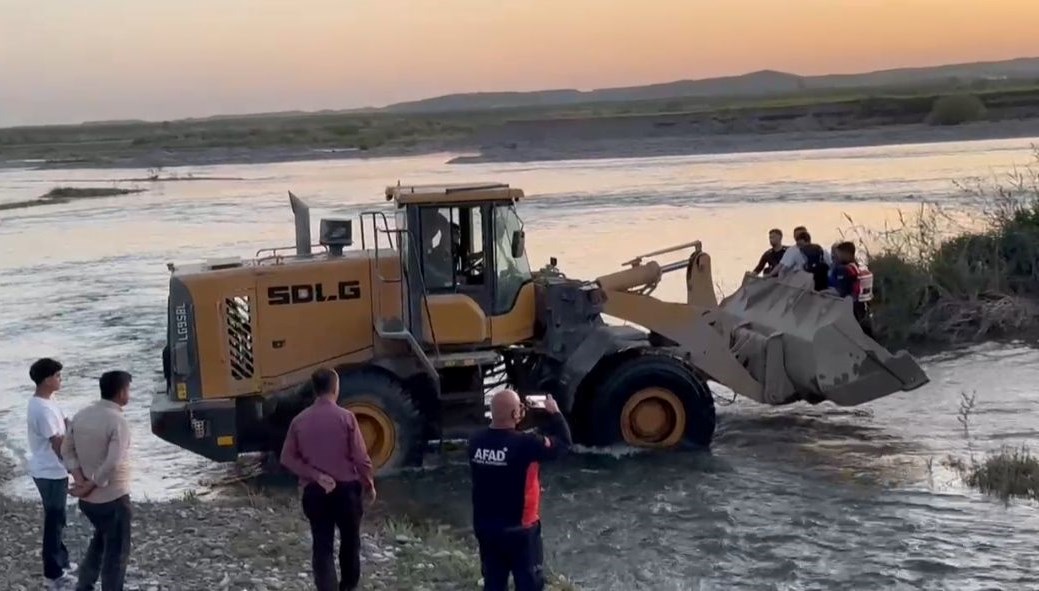 Mahsur kalanlar kepçeyle kurtarıldı