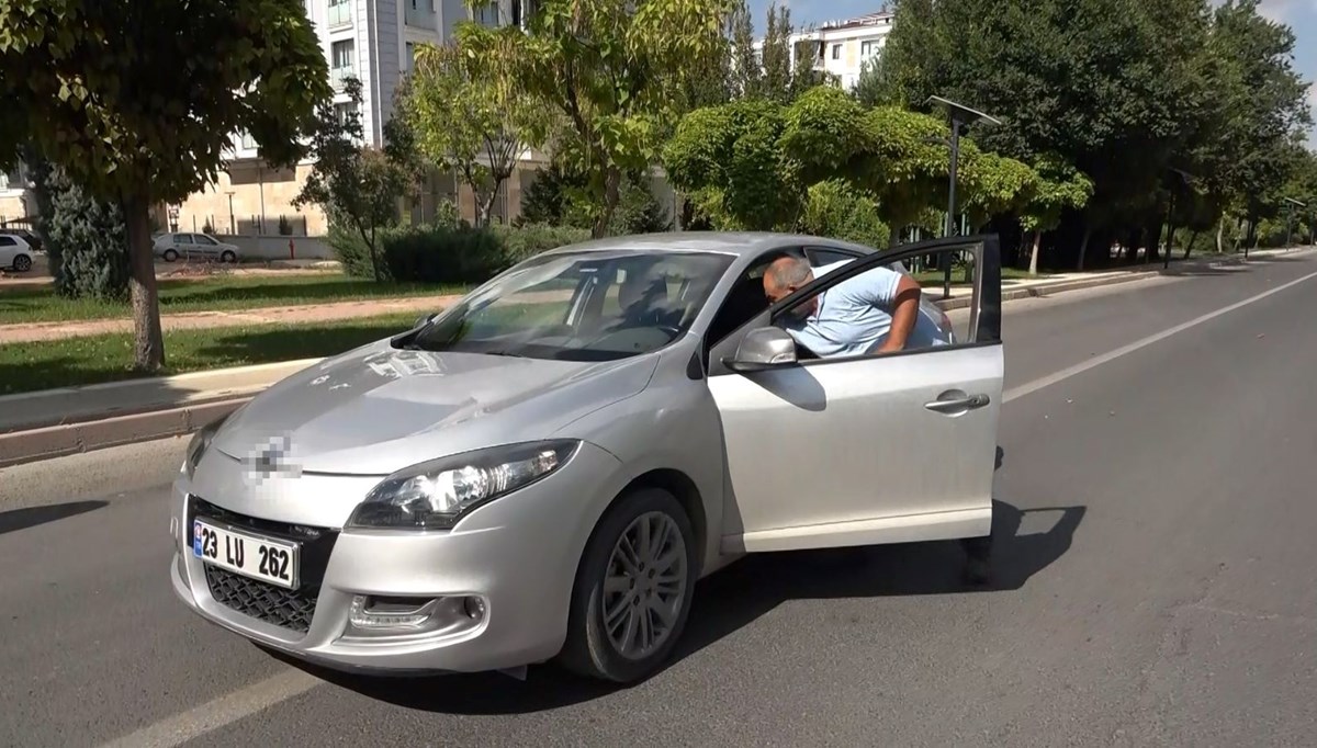 Elazığ'da ceza yiyen sürücü el frenini çekmeyi unuttu: Araç geriye gitti Elazığ'da ceza yiyen sürücü el frenini çekmeyi unuttu: Araç geriye gitti