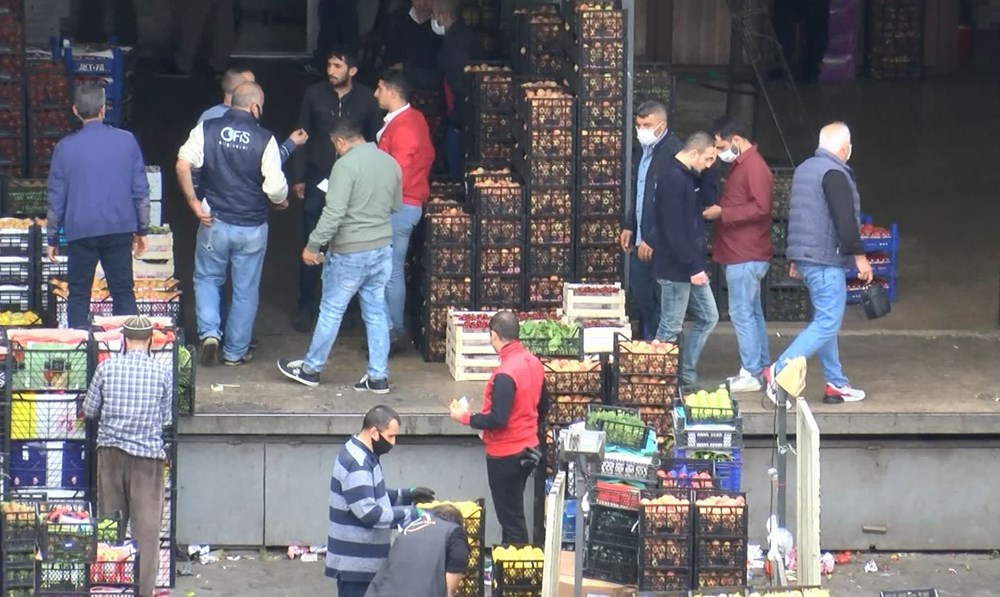 Kısıtlama sonrası Bayrampaşa Sebze ve Meyve Hali�nde yoğunluk devam