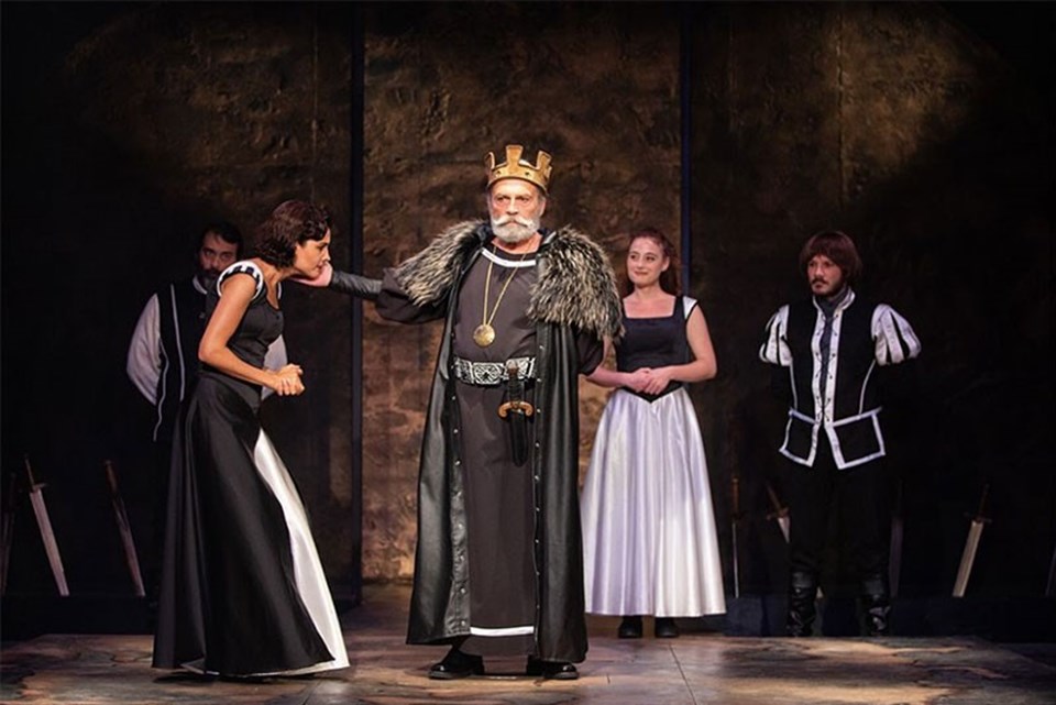 Kral Lear'ı canlandıran Haluk Bilginer ayakta alkışlandı - 1