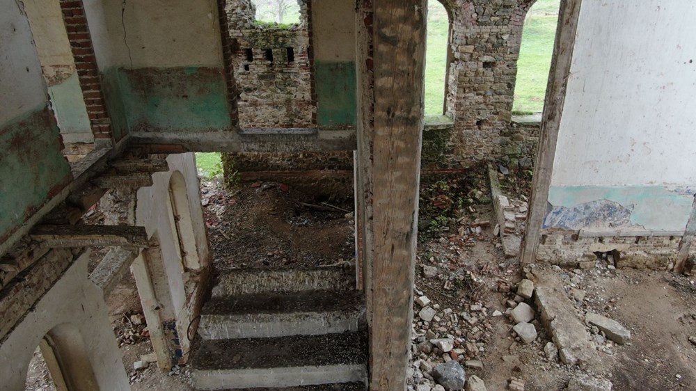 Defineciler tarihi kiliseyi talan etti - 2